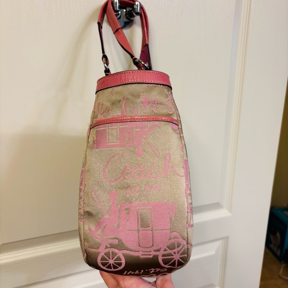 Coach signature Gallery East West Horse & Carriage  in pink F15144 - Picture 5 of 16